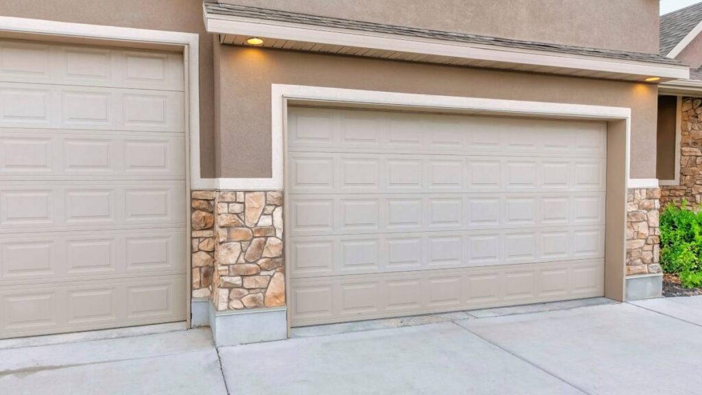 Een grote beige sectionale garagepoort.