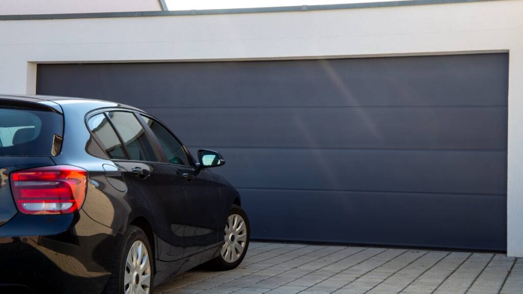 Een garagedeur met de juiste afmetingen voor de auto.