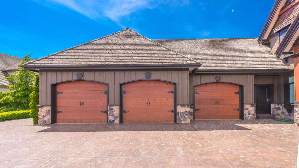 Landelijke garagepoorten houtlook. 
