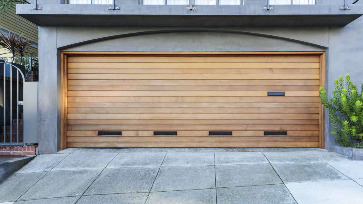 Garagepoort uit hout.