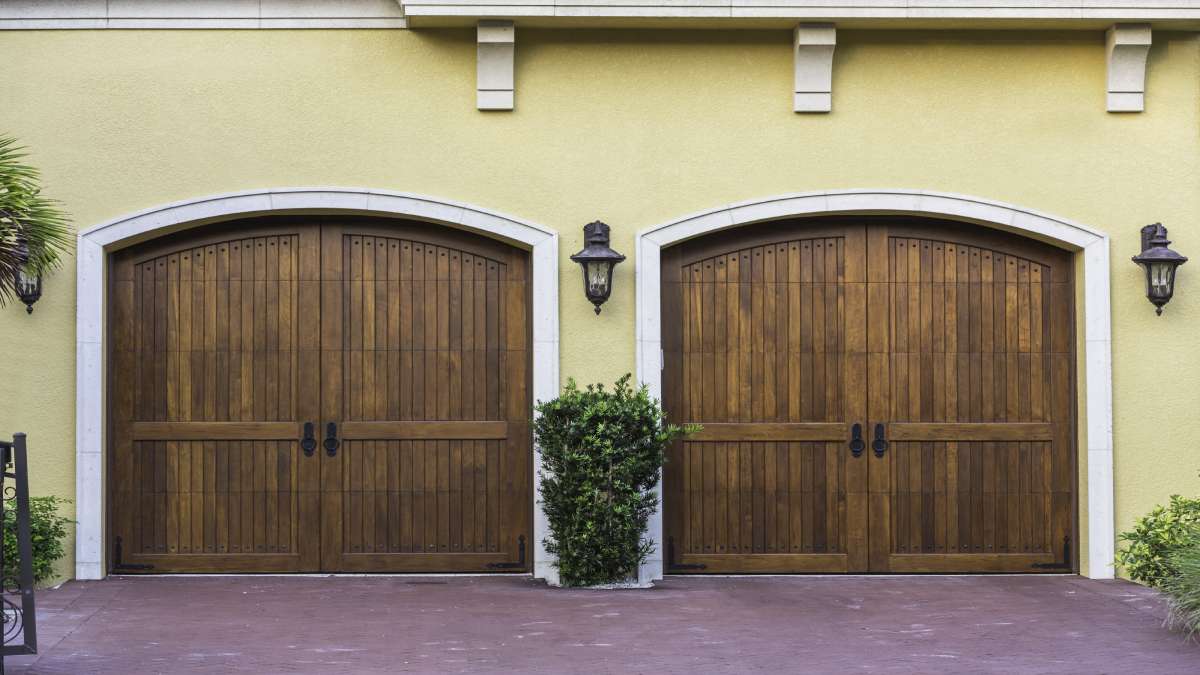 Garagedeuren van hout die naar buiten openslaan.