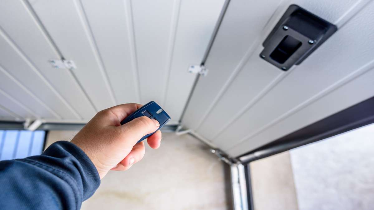 Pvc sectionaalpoort die met een afstandsbediening kan worden geopend.