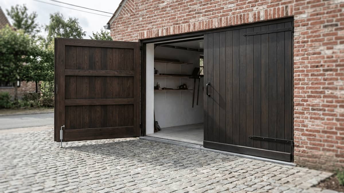 Houten openslaande poort met twee deuren.